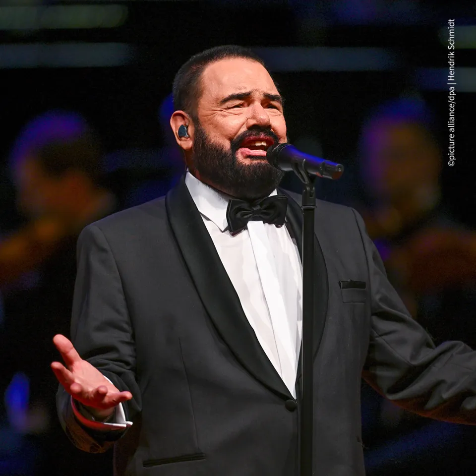 Alphaville beim Singen mit Mikrofon