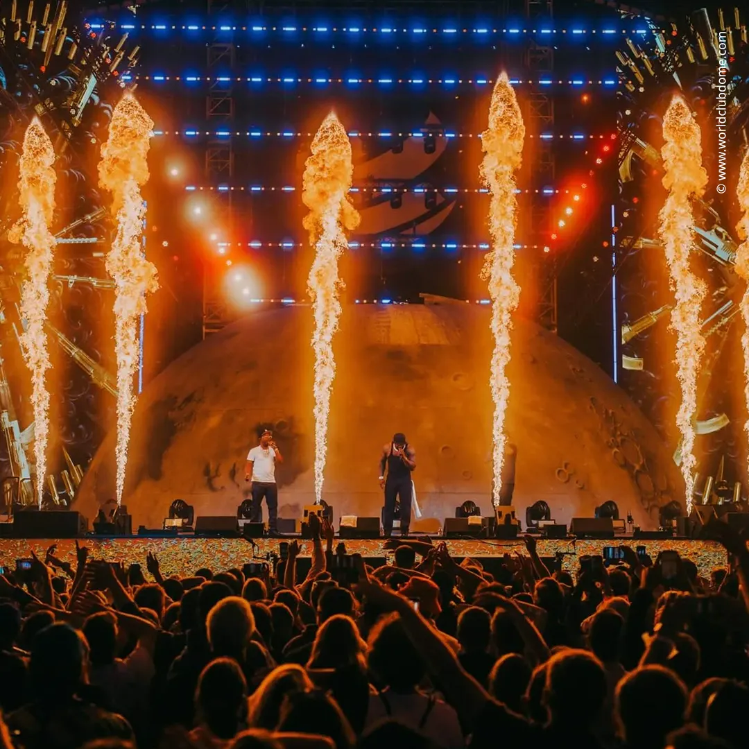 Bühne mit kaltem Feuer auf dem World Club Dome 2025