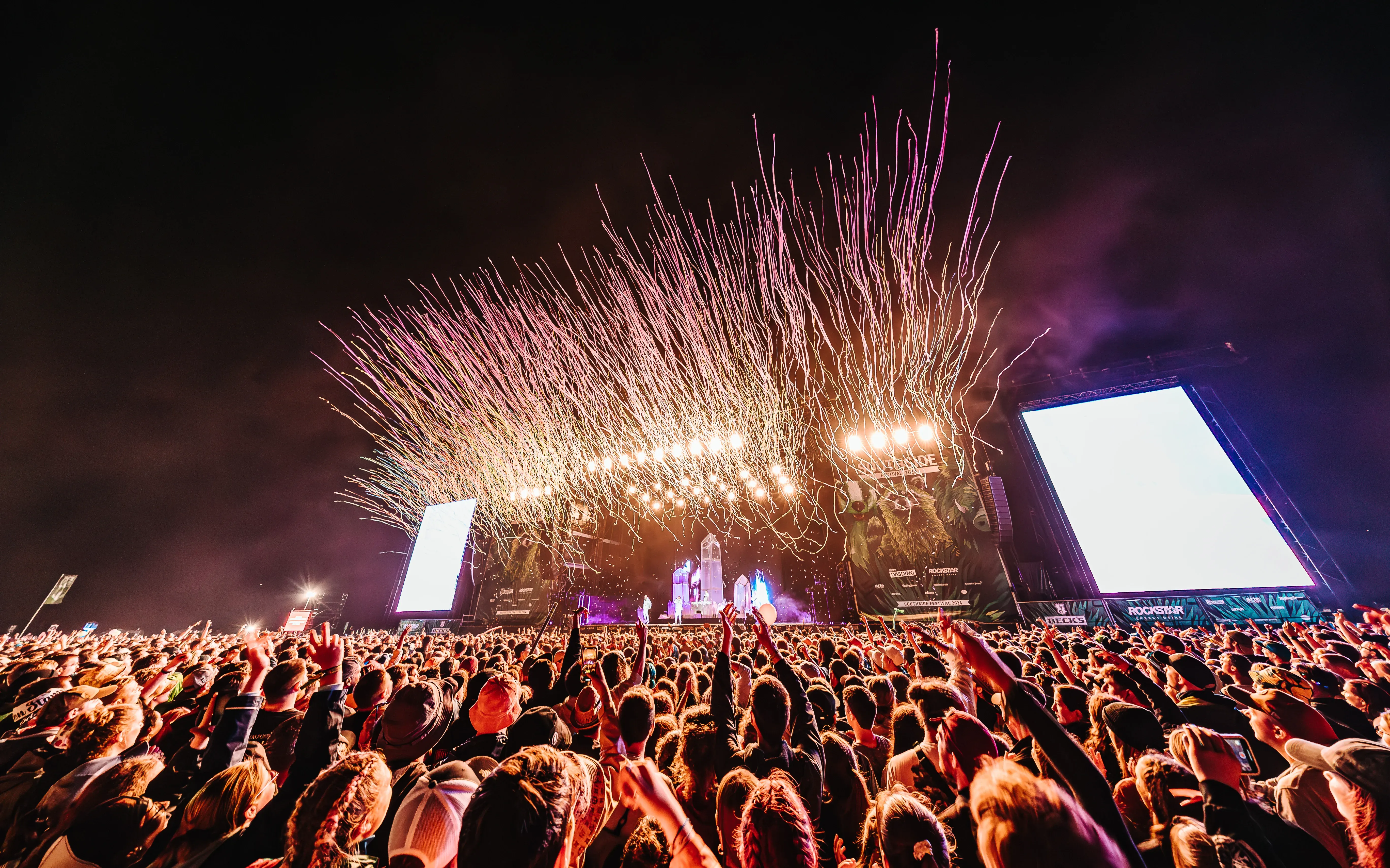 Bühne mit Feuerwerk und Publikum auf dem Southside Festival 2025